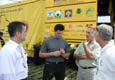 Jaromr Jgr pi diskuzi se Claudem Warem, Samem Eydem a Billem Schraegerem (zprava do leva, vichni USA) pi nvtv Tatra Truck Racing Teamu v Most