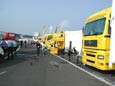 Pohled na stanovit Tatra Truck Racing Teamu na mosteckm okruhu