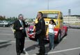 Ministr financ R Ji Rusnok symbolicky poktil ped odjezdem na FIA Truck Racing Cup 2002 helmu Stanislava Matjovskho (3.5.2002)